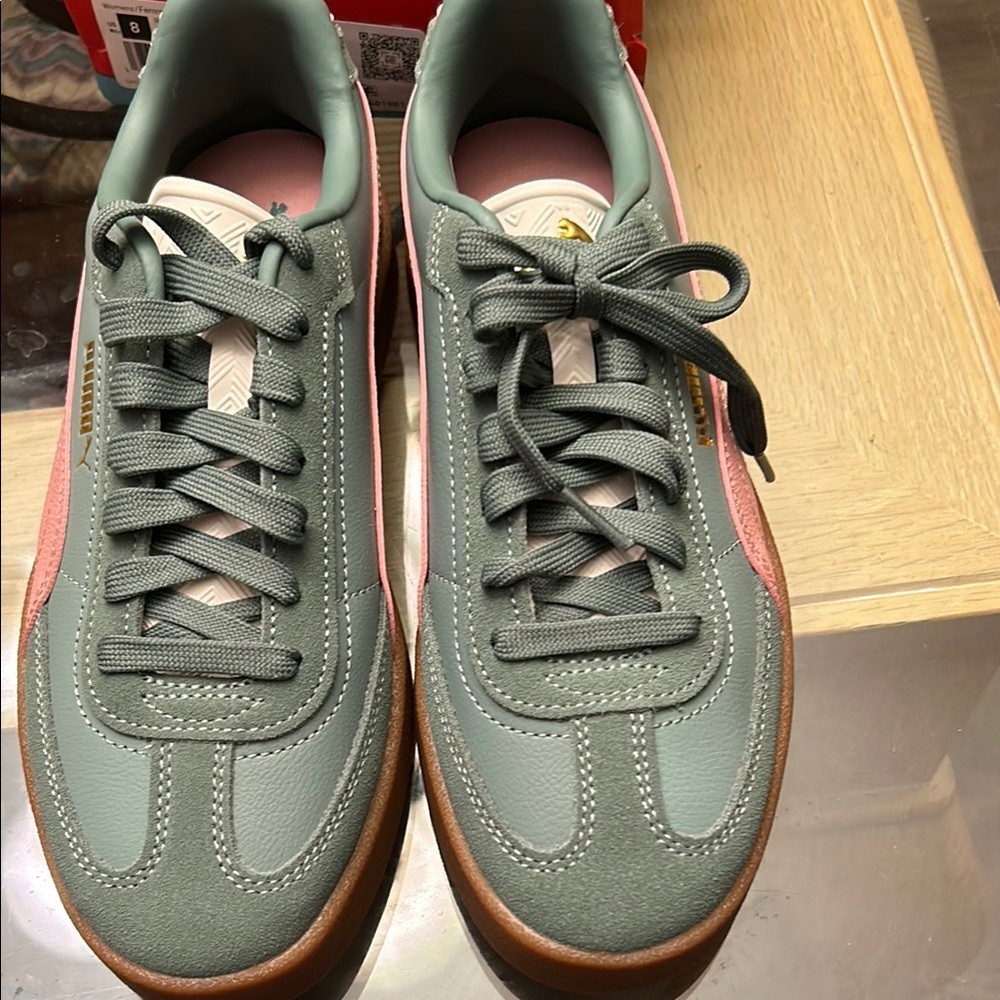 BRAND NEW!!! Puma Club II Era sneakers in Eucalyptus & Future Pink SZ.8